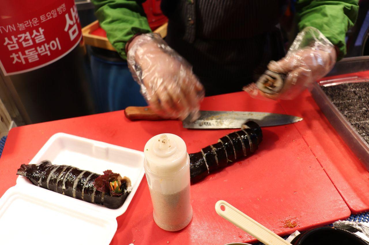 美味的飯捲剛剛切開，散發出撲鼻的香氣